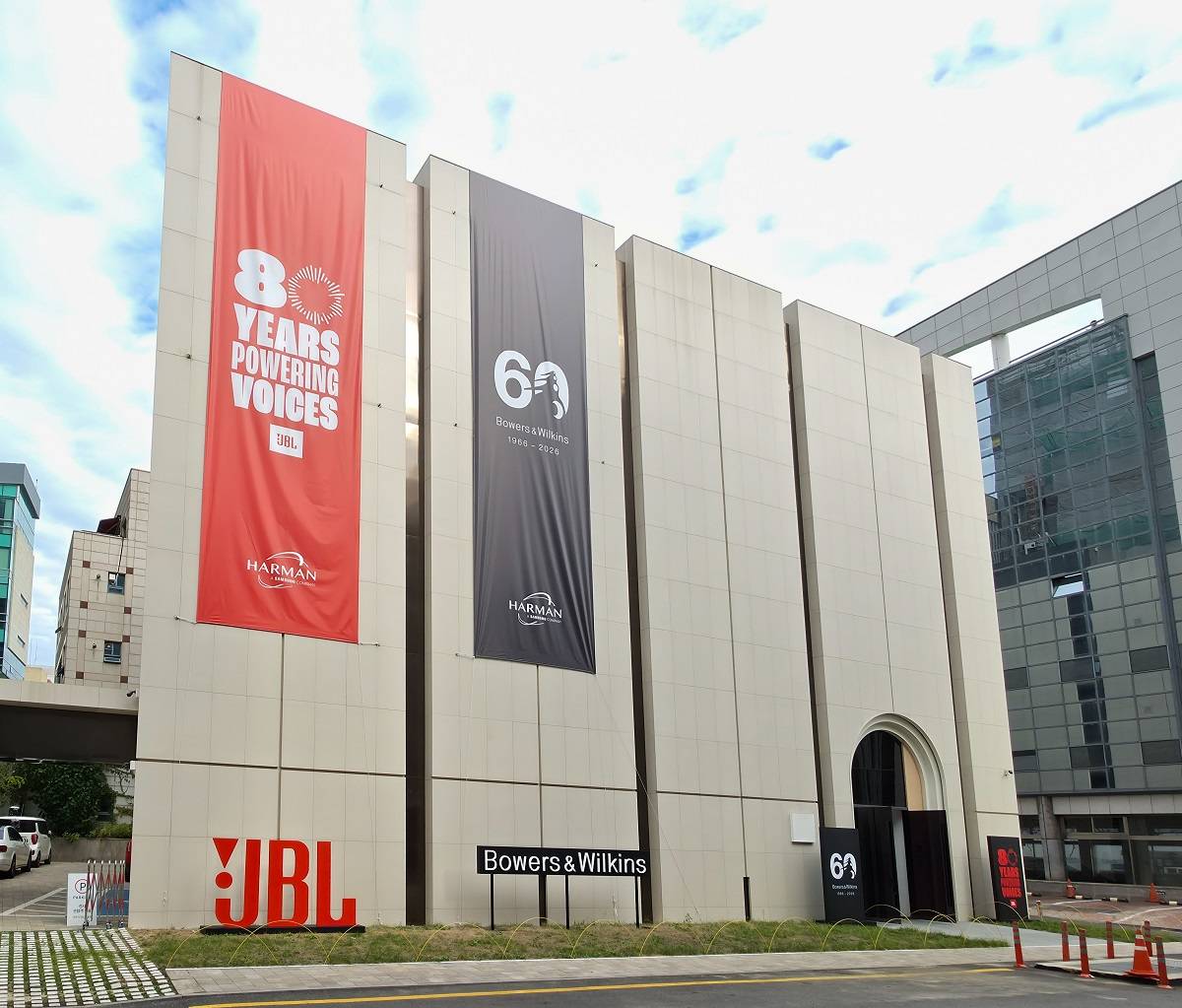 За кулисами JBL Playback Gallery: 80 лет инноваций в области звука
